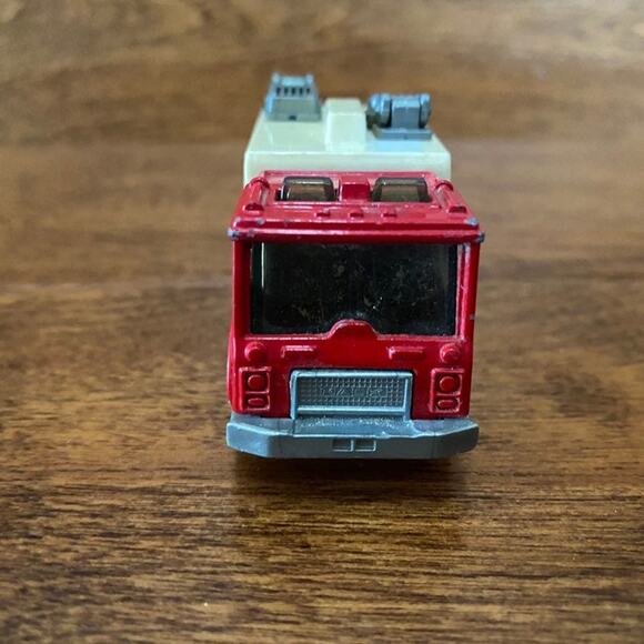 Vintage 1991 Matchbox Red Paramedic Rescue Mack Auxillary Power Truck Toy Car - Picture 2 of 8